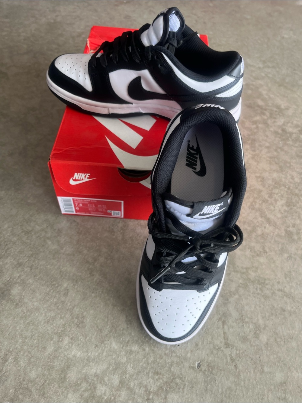 UNISEX WOMENS NIKE LOW DUNKS 7.5 OR BIG KIDS SIZE 6